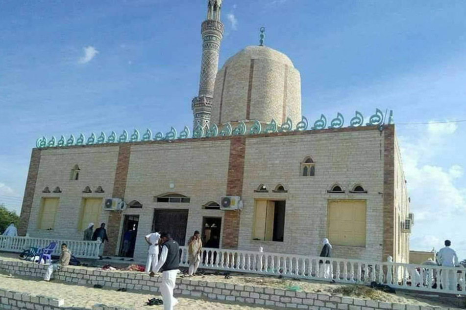 Muslimische Gläubige stehen vor der al-Rawdah-Moschee.