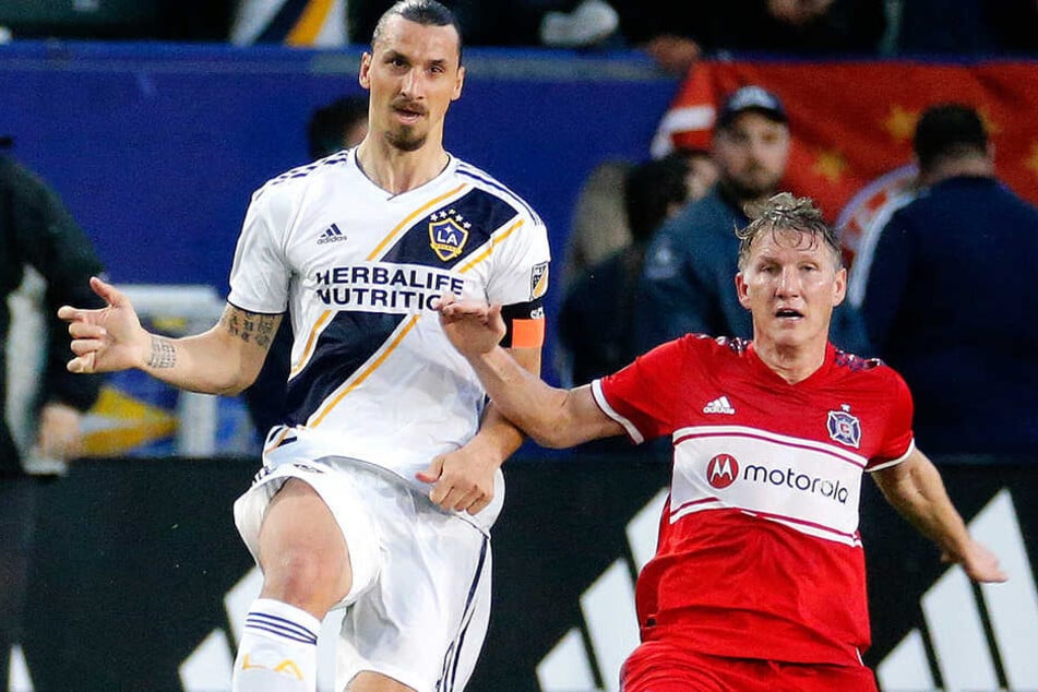 Im direkten Duell: Zlatan Ibrahimovic (l.) und Bastian Schweinsteiger.