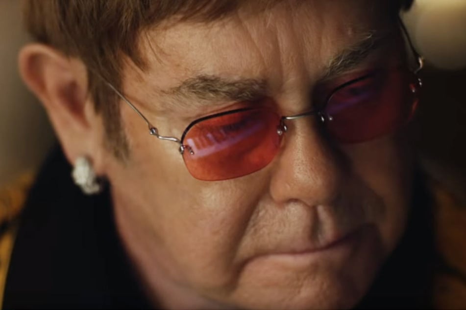 Elton John berührt im neuen Lewis-Spot.
