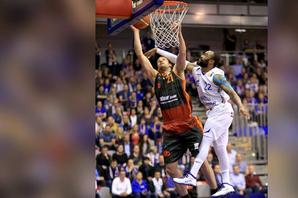 Das muss heute oft passieren: Michael Fleischmann (l.) stopft den Ball vor Darell Mitchell in den Korb.