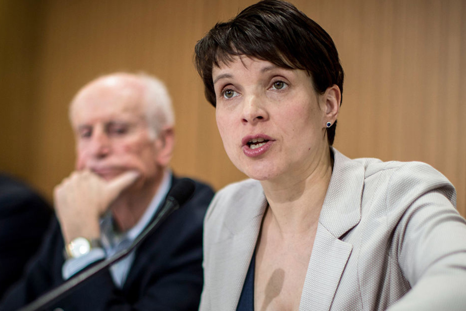 Frauke Petry (rechts im Bild, 41) hat Ärger wegen ihrer politischen Kontakte nach Russland.