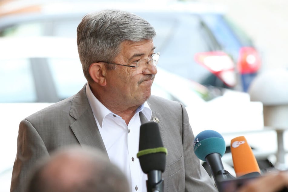 Mecklenburg-Vorpommerns Innenminister, Lorenz Caffier (CDU), spricht auf einer Pressekonferenz über die über die Prepper-Szene.