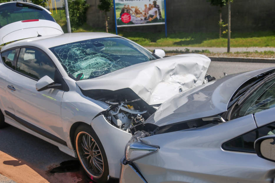 In dem Renault wurden neben der Fahrerin auch zwei Kinder verletzt.