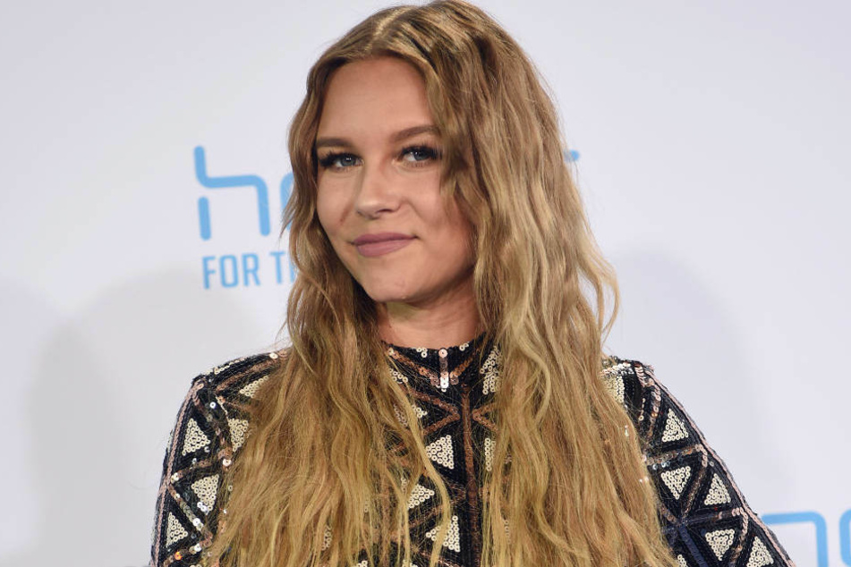 YouTube-Star Dagi Bee hat sich als Vertretungslehrerin das Thema "Hass im Netz" ausgesucht.