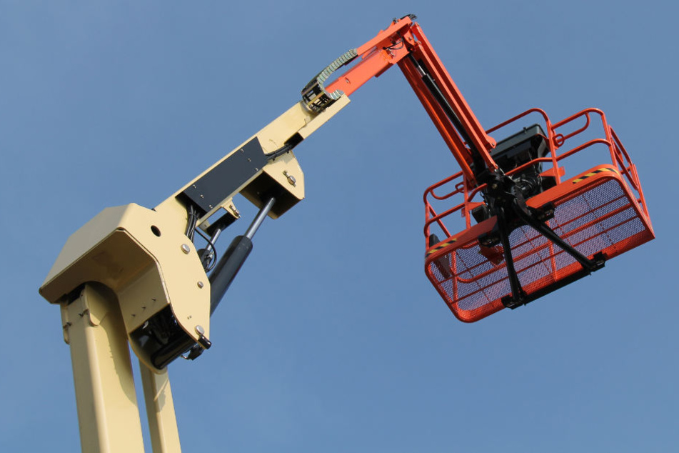 Der Bau-Aufzug löste sich vom LKW und schleuderte mit voller Wucht in den Gegenverkehr. (Symbolbild)