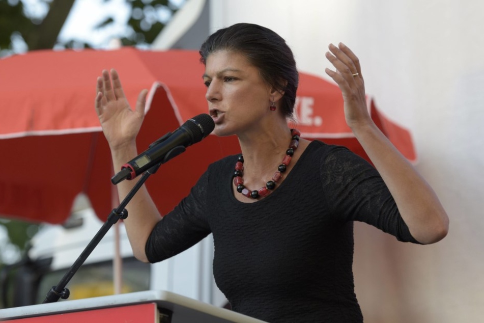 Linken-Politikerin Sahra Wagenknecht schießt scharf gegen die Bundeskanzlerin Angela Merkel.