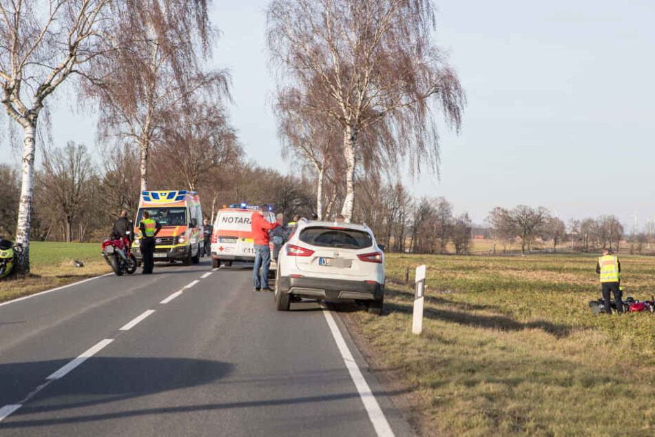 Das Motorrad liegt auf der Wiese, die Straße ist gesperrt.