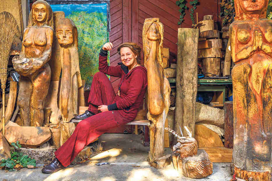 Julia Henke (51) gönnt sich auf ihrer selbst
gesägten Bank eine Verschnaufpause von der Holzarbeit.