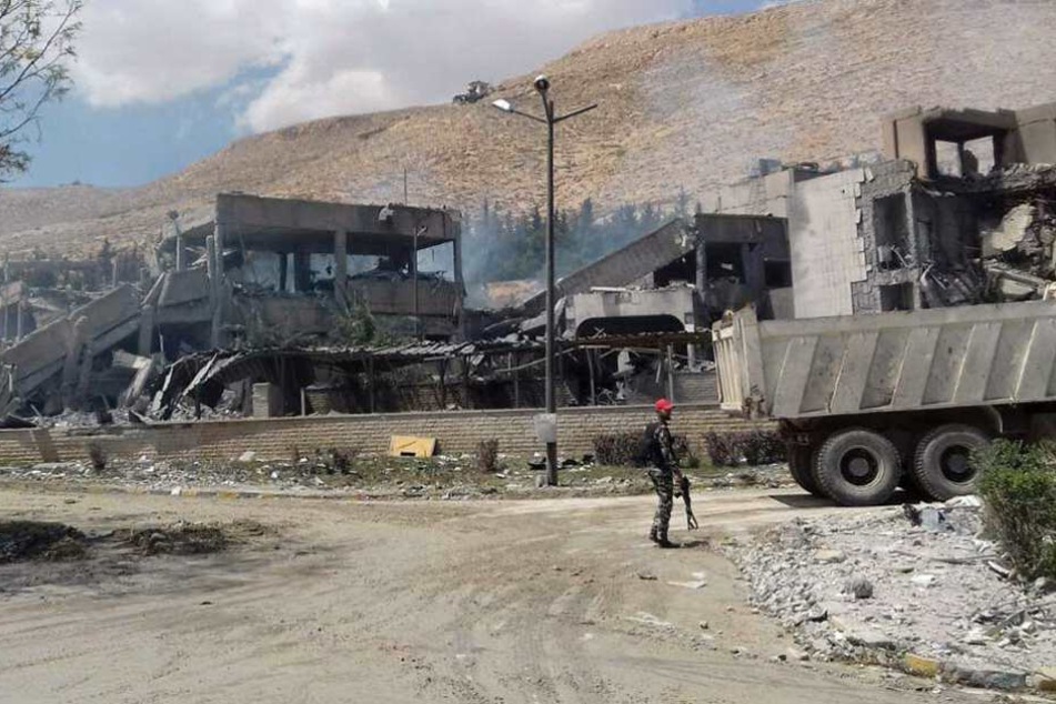 Dieses von der syrischen Nachrichtenagentur Sana zur Verfügung gestellte Foto zeigt die Überreste des Syrian Scientific Studies and Research Center, das während eines Militärschlags zerstört wurde.