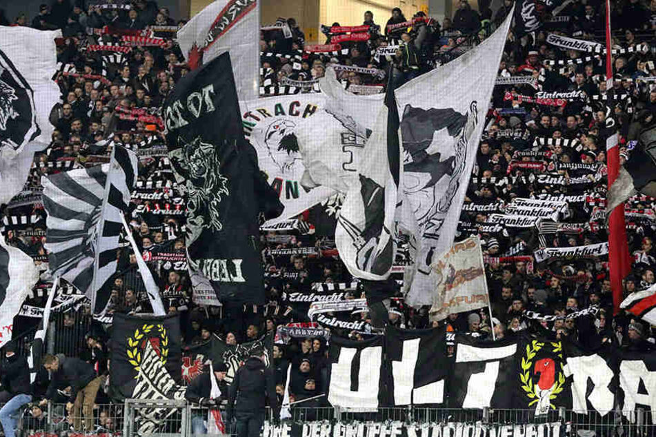 Die Ultras von Eintracht Frankfurt stehen lautstark und bedingungslos hinter ihrem Team.