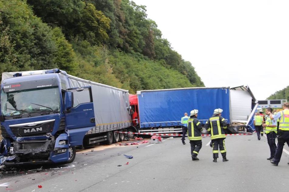 Der Fahrer wurde lebensgefährlich verletzt, ein anderer Trucker kam ums Leben.