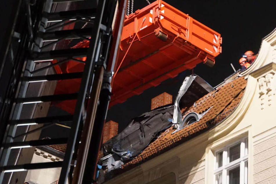 Durch den Sturm löste sich die Dachpappe des Wohnhauses und drohte auf die Straße zu fallen.