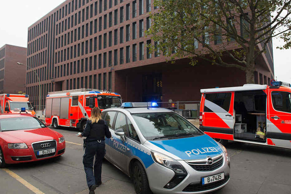 Feuerwehr- und Polizeiwagen stehen in Berlin vor der neuen Zentrale des Bundesnachrichtendienstes (BND).