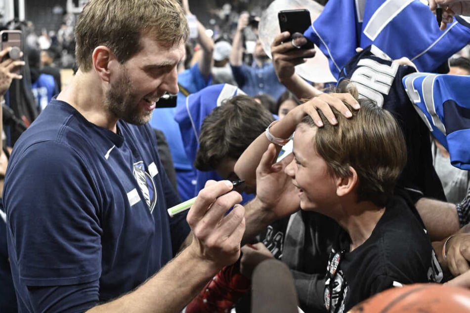 Ein Fan will vor dem letzten Spiel von Nowitzki ein Autogramm auf die Stirn.