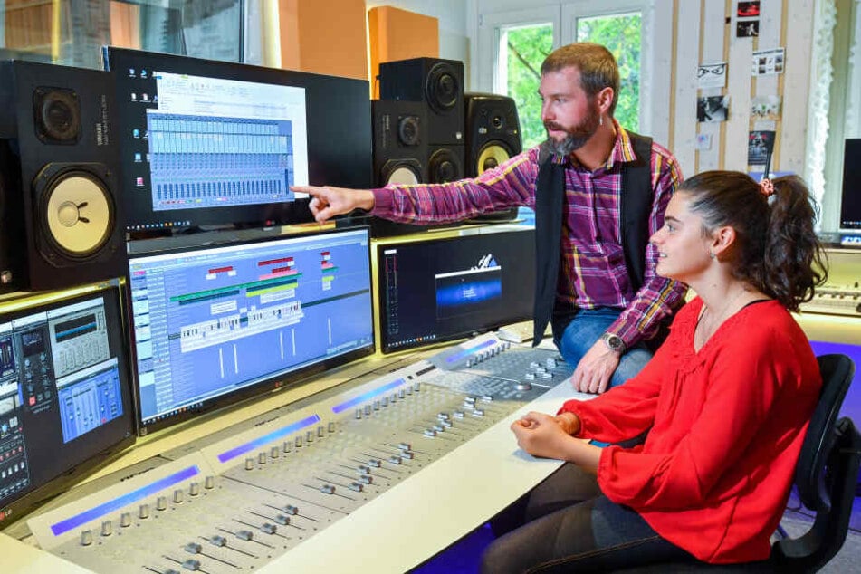 Sängerin Sissi (13) mit Produzent Norman Kreßner (39) im Studio.