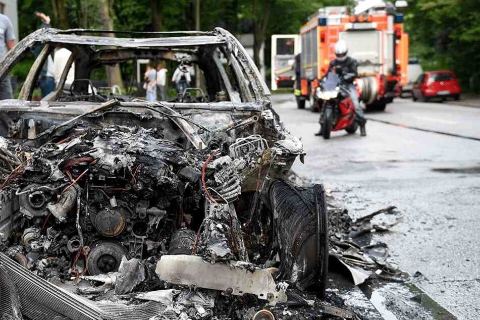 Nur noch schrottreif: Eines der vielen Autos, die den Protesten zum Opfer fielen.