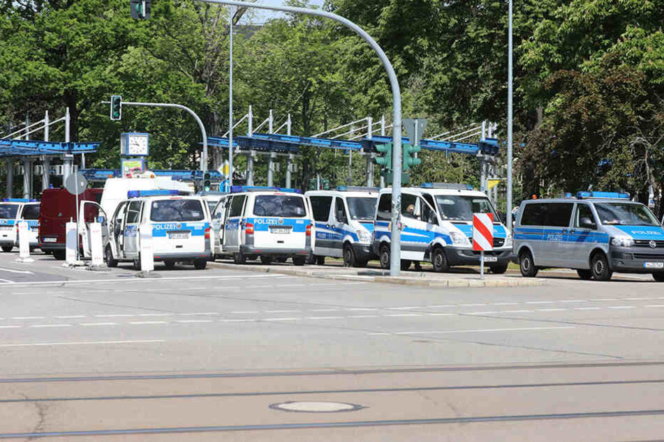 Die Polizei bei der Gegendemo am Busbahnhof.