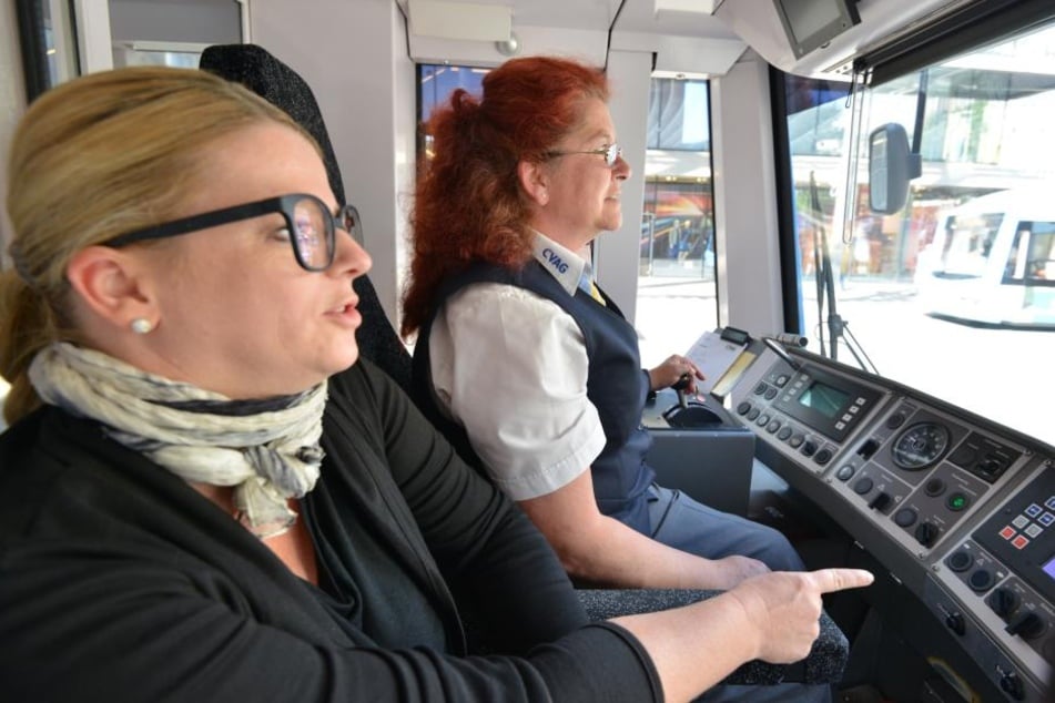 Hochachtung vor CVAG-Mitarbeitern: Susanne Schaper (40) mit Straßenbahnfahrerin Grit Buck (51).