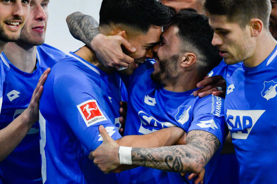 Nadiem Amiri (2. von rechts im Bild) jubelt mit seinen Teamkollegen über den Treffer zum 2:1, das er 30 Sekunden nach seiner Einwechslung erzielte.