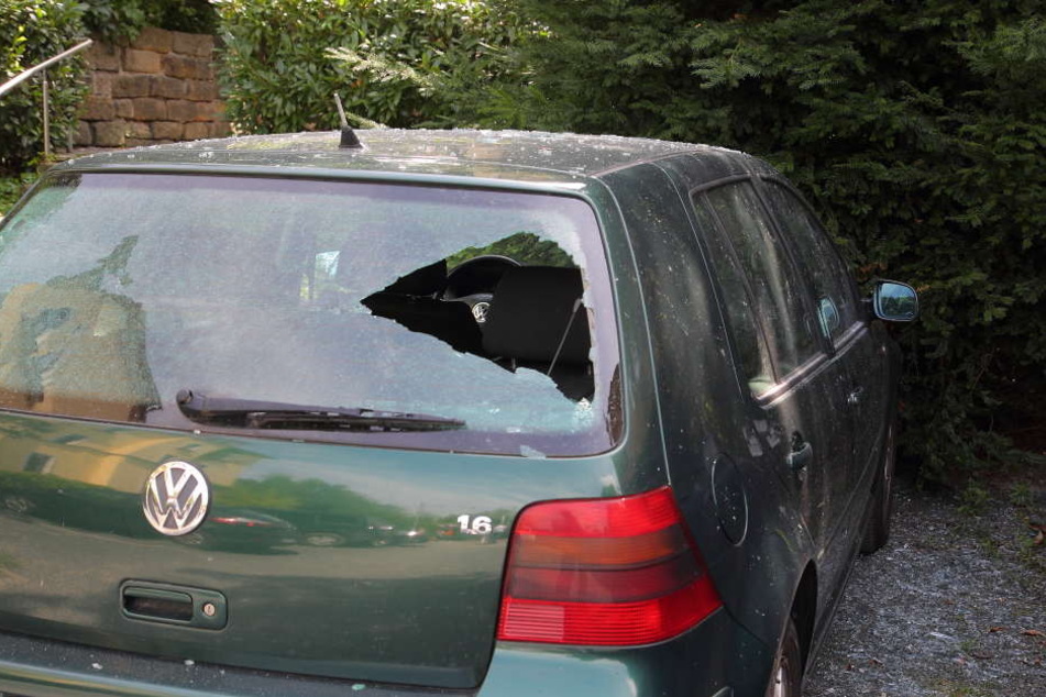 Dieser VW wurde durch geschleuderte Steinbrocken schwer beschädigt.