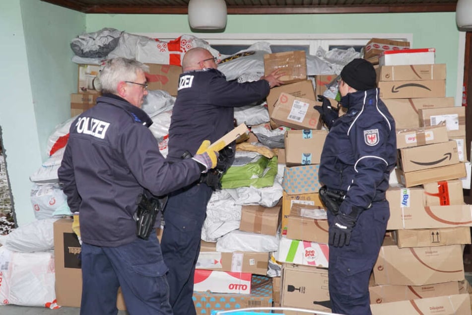 Der 35-jährige verdächtigte Paketfahrer räumte gegenüber der Polizei die Unterschlagung der aufgefundenen sowie weiteren Pakete ein. (Archivbild)