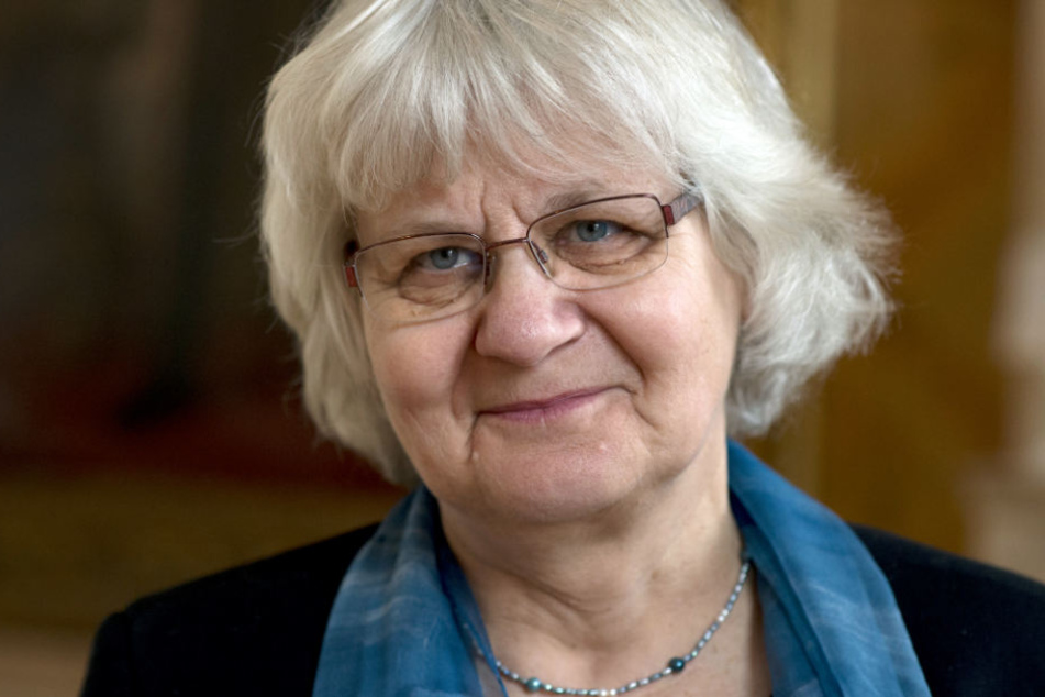 In den vergangenen Jahrzehnten entfernte Irmela Mensah-Schramm unzählige rechtsextreme Hass-Schmierereien, Aufkleber und Nazisymbole. Dafür wurde sie bereits mehrfach ausgezeichnet.
