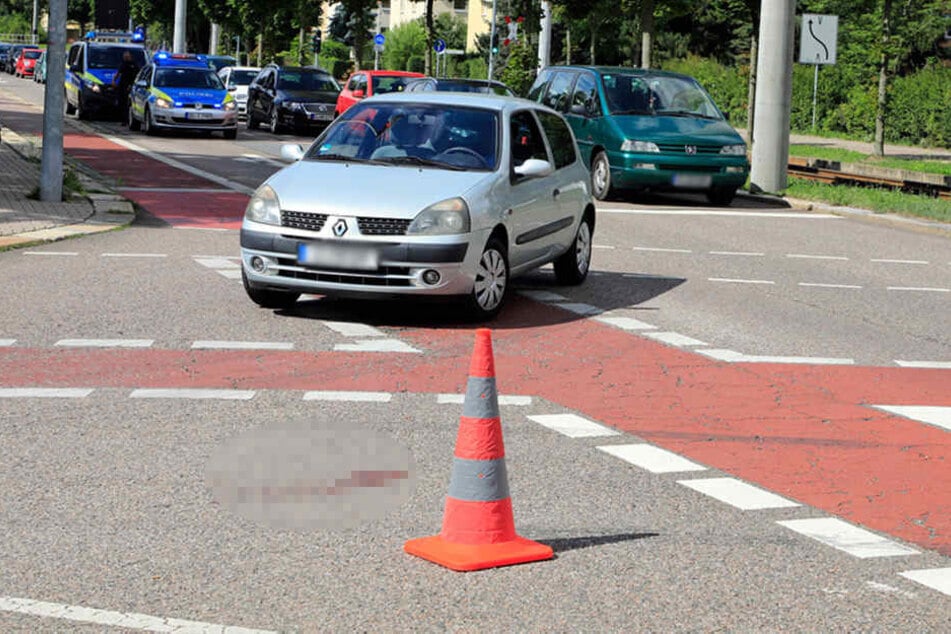 Ein Radfahrer wurde auf der Kreuzung von einem Renault erfasst.