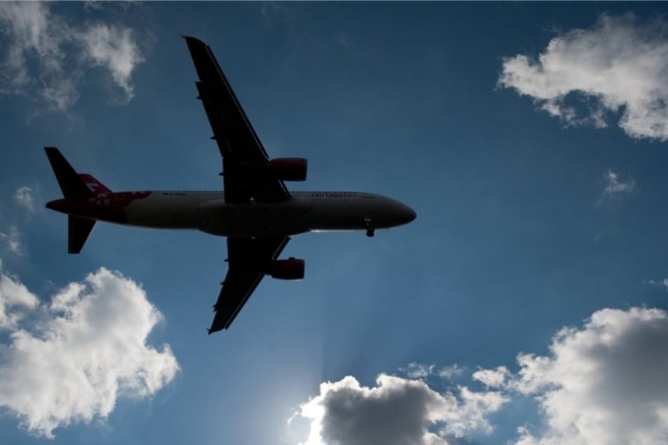 Ein Flugzeug mit 39 Menschen an Bord ist einem Medienbericht zufolge in Russland abgestürzt.