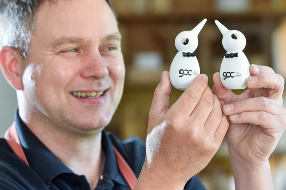 Daniel Baumann mit zwei Exemplaren des "Festvogel"-Maskottchens.
