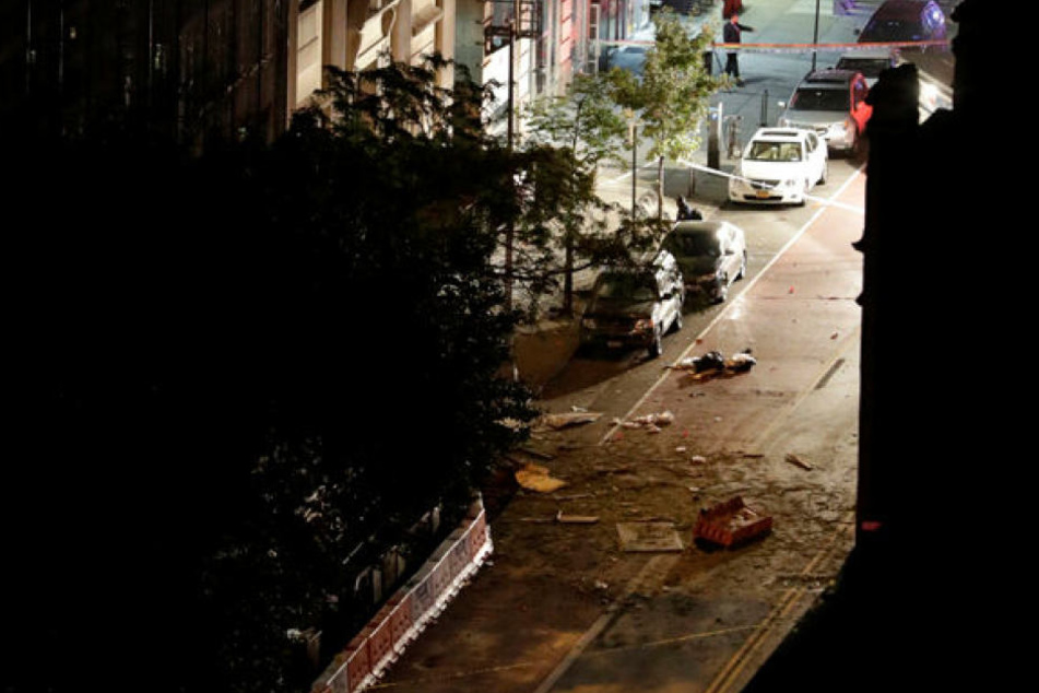 Den Angaben zufolge ereignete sich der Vorfall an einer Straße im Manhattaner Bezirk Chelsea.