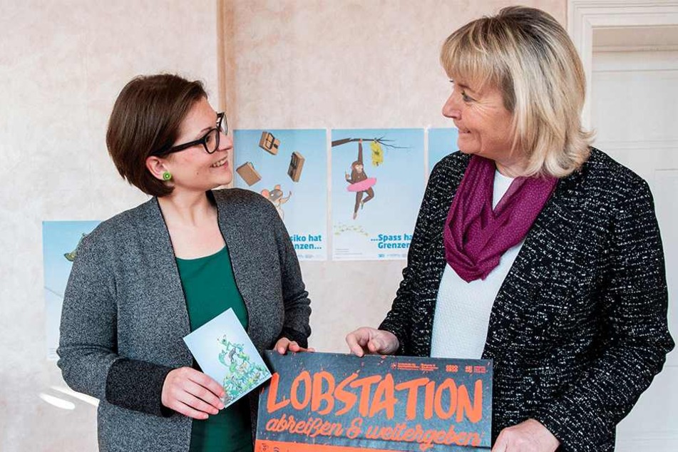Eine nette Aufmerksamkeit: Projektkoordinatorin Julia Mühlberg (32, l.) überreichte gestern eine "Lobstation" an Ines Bäurich (53, r.), Leiterin der Altchemnitzer Schule zur Lernförderung.