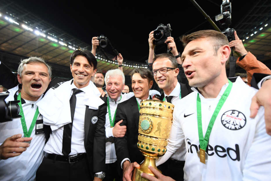 Erfolgreiche gemeinsame Zeit: Mit der Eintracht feierte Niko Kovac (3. v. Re.) den Gewinn des DFB-Pokals - gegen seinen aktuellen Arbeitgeber FC Bayern München.