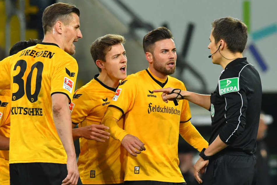 Auch Stefan Kutschke (l.) und Niklas Kreuzer (2.v.r.) haben sich im Spiel gegen Kaiserslautern die vierte Rote Karte geholt.