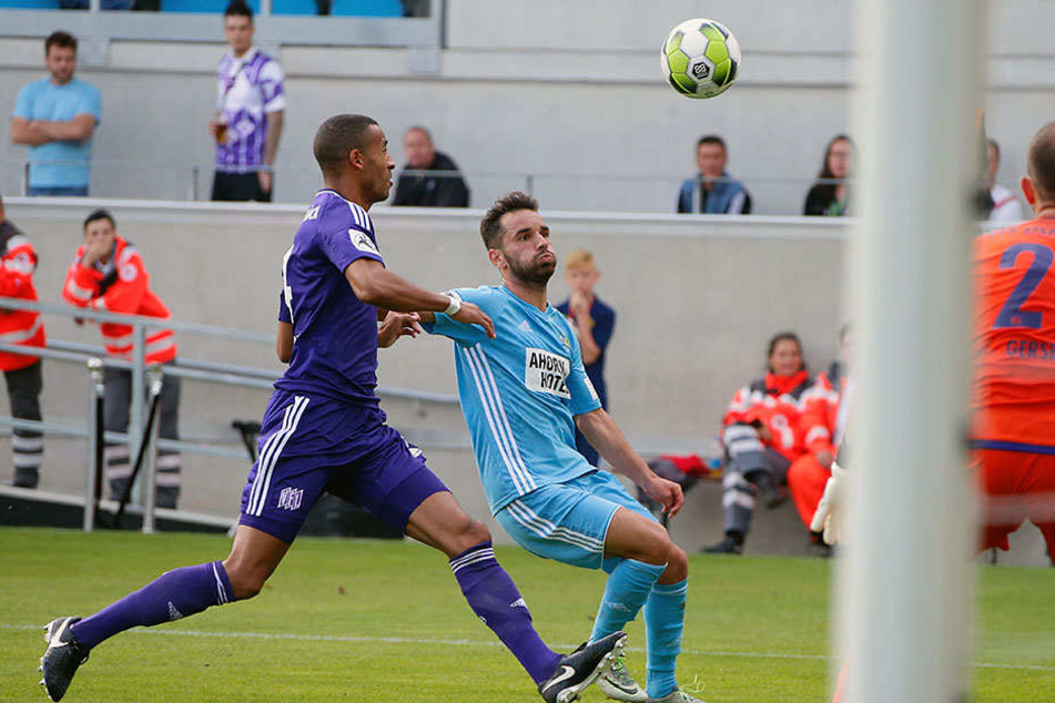 Okan Aydin (M.) im Zwekampf mit dem Osnabrücker Marcel Appiah. Der Chemnitzer hofft, am Freitagabend gegen seinen Ex-Verein Rot-Weiß Erfurt zumindest ein paar Einsatzminuten zu bekommen.