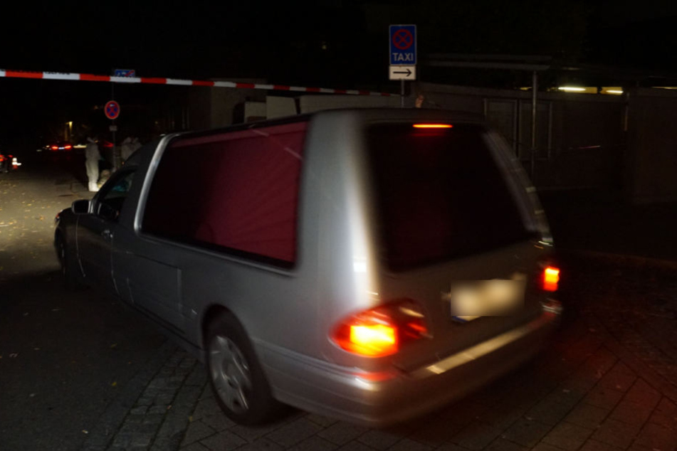 Ein Leichenwagen am Donnerstag in der Eislinger Tiefgarage.