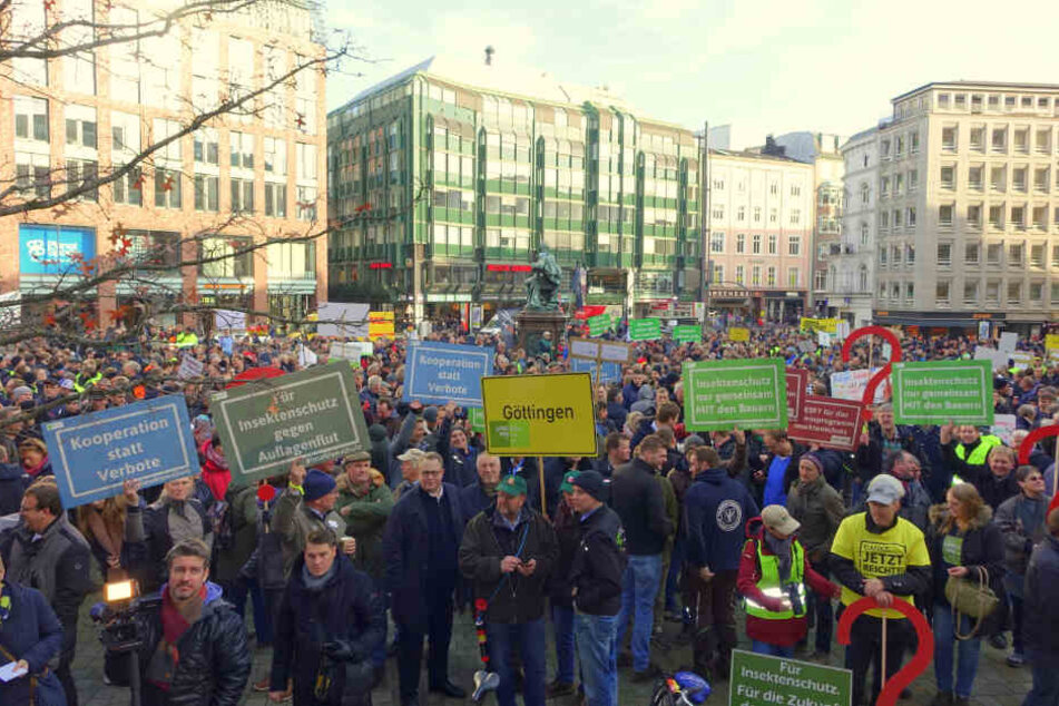 Zahlreiche Landwirte protestierten am Gänsemarkt.