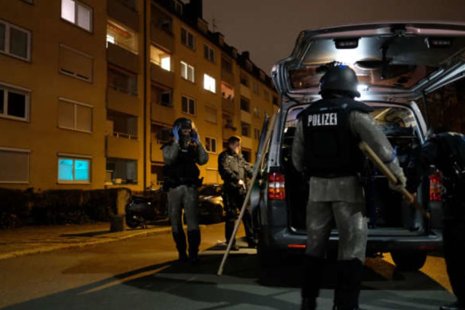 Die Polizei hat in der ganzen Stadt nach dem Verdächtigen gesucht.