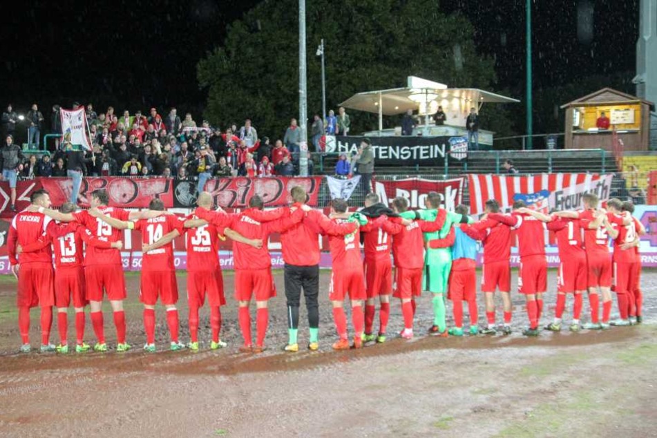 Die Zwickauer Spieler durften mit ihren mitgereisten
Fans endlich den ersten Saisonsieg
feiern.