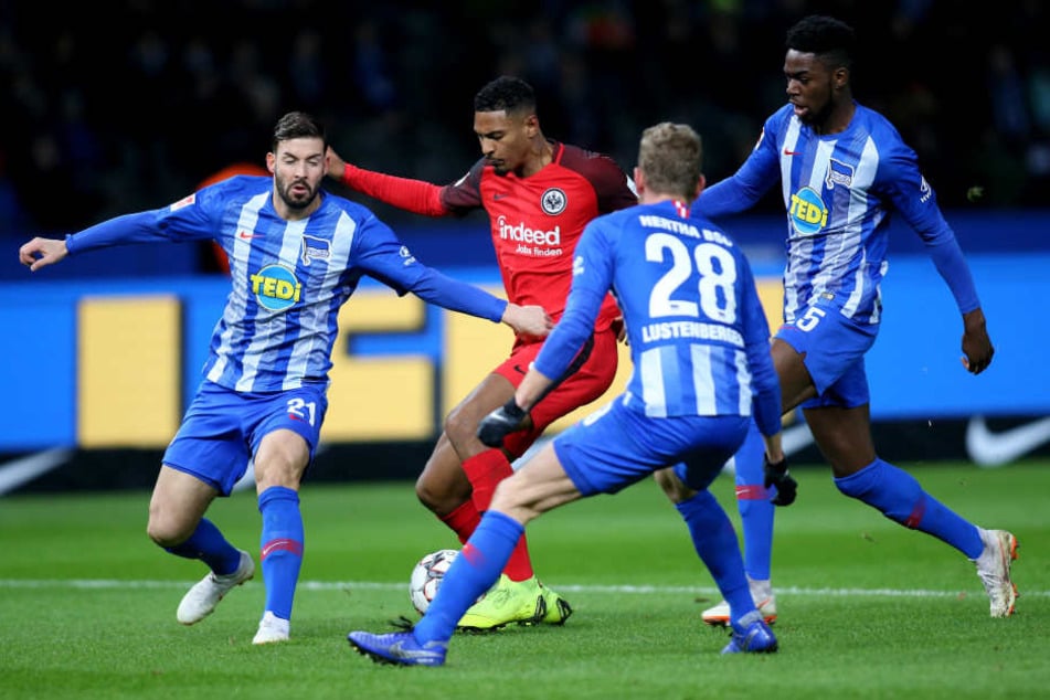 Einer gegen alle: Eintrachts Sebastién Haller (Mi.) behielt bei der einzigen nennenswerten Torgelegenheit der Frankfurter die Oberhand gegen drei Hertha-Verteidiger.