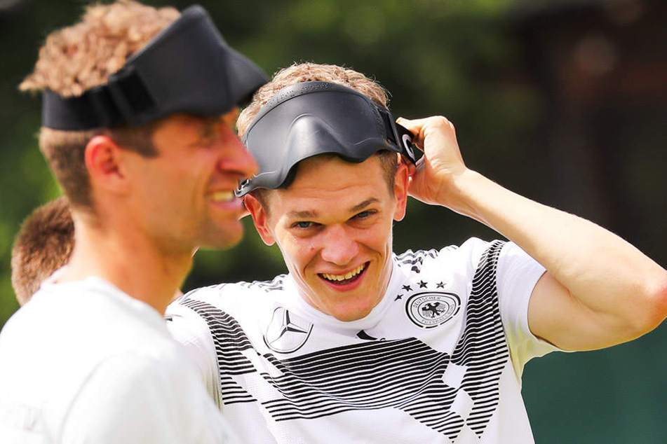Matthias Ginter (r.) sieht der finalen Kader-Nominierung entspannt entgegen.
