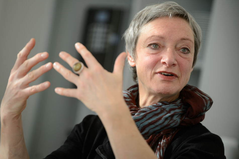 Christa Niemeier, Referentin für Suchtprävention, spricht bei einem Pressegespräch zu dem Projekt "Schulterschluss II".
