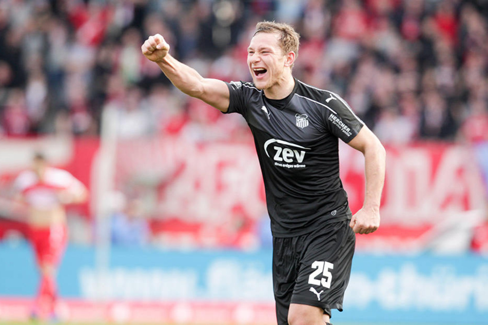 Robert Koch jubelt über seinen Treffer zum 2:0 gegen den FC Rot-Weiß Erfurt.