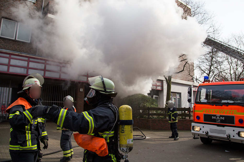 Als der Brand gelöscht war, entdeckten Feuerwehrleute einen Toten in einer Wohnung. (Archivbild)