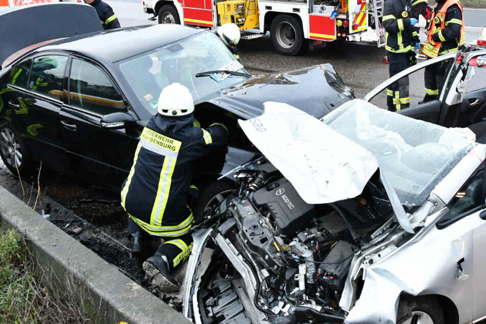 An beiden Autos entstand großer Schaden.