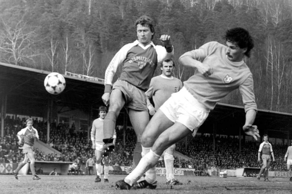 31. März 1984: Magdeburgs Dirk Stahmann (r.) klärt vor Aue-Legende Holger Erler. Die Oberliga-Partie in Aue endete torlos.
