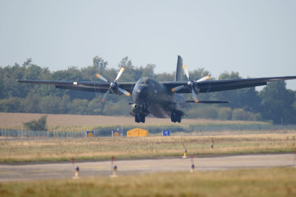 Hoffnung besteht auch für den Flugplatz Hohn, auf dem eine Transall der Bundeswehr startet. (Archivbild)