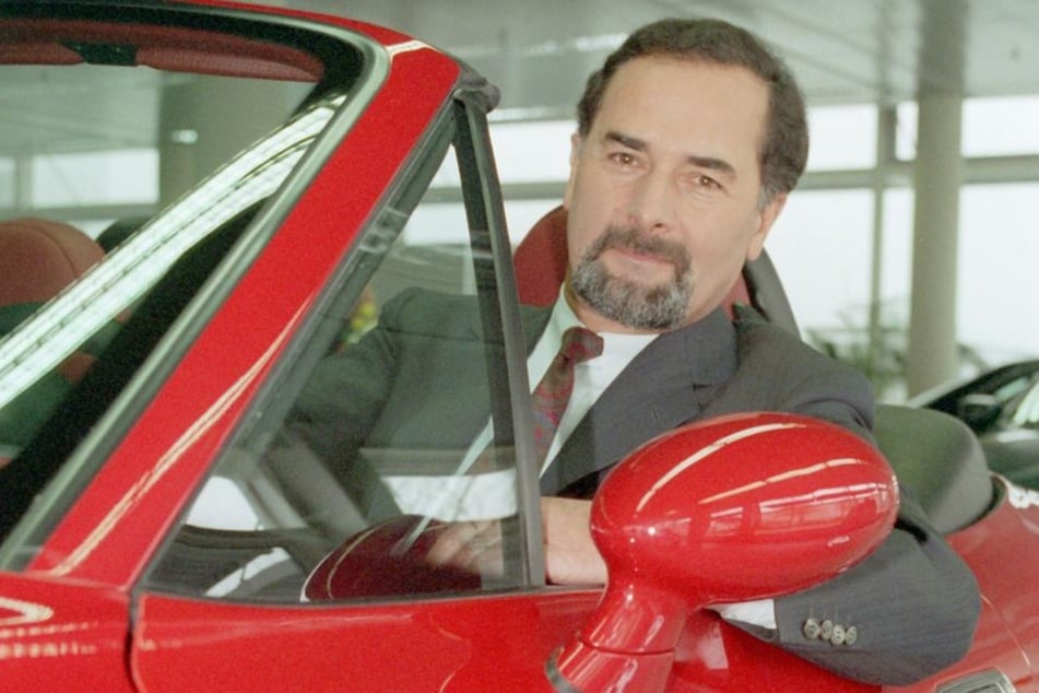 Bernd Pischetsrieder, Vorstandsvorsitzender der BMW AG, sitzt vor Beginn der BMW-Bilanzpressekonferenz in einem Z3-Roadster. (Archivbild)