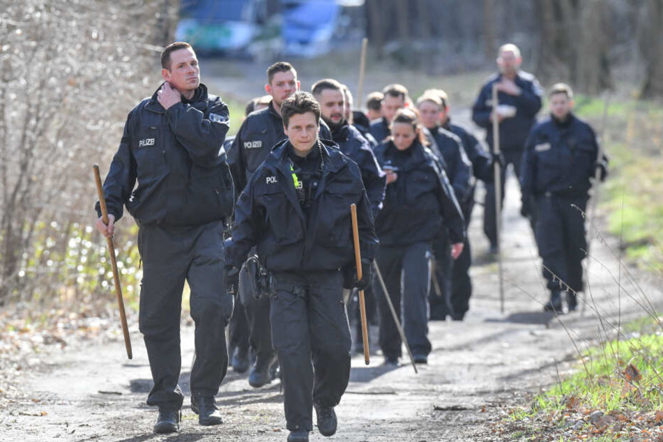 Die Polizei war ab 11 Uhr in einem Brandenburger Waldstück auf der Suche nach Rebecca.