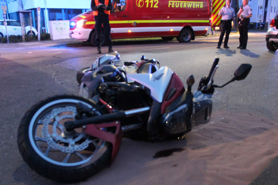 Die Feuerwehr streute ausgelaufene Betriebsstoffe ab.