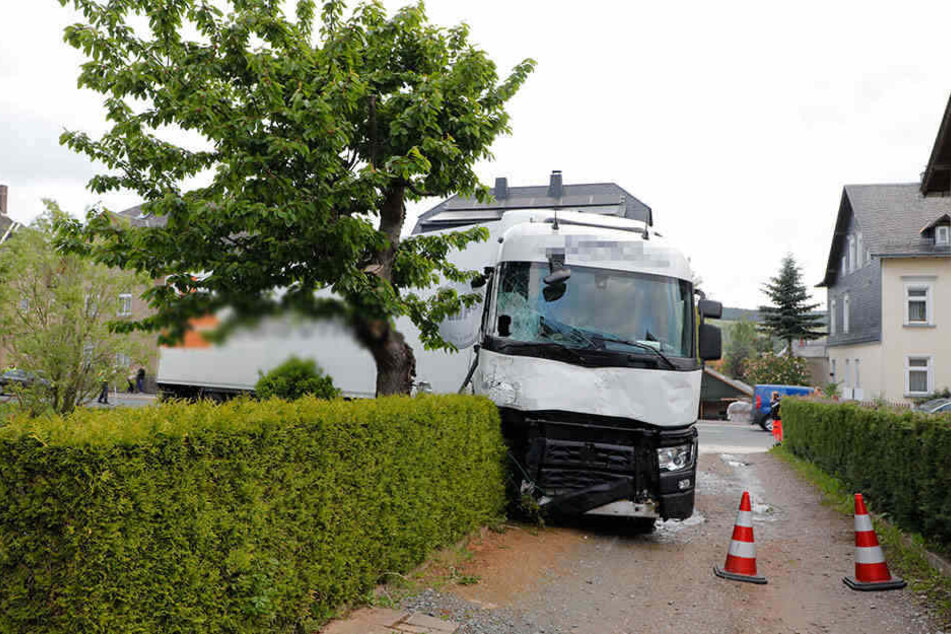 Grusel-Unfall: Ein Sattelschlepper zerstörte zwei Kleintransporter und einen Vorgarten.